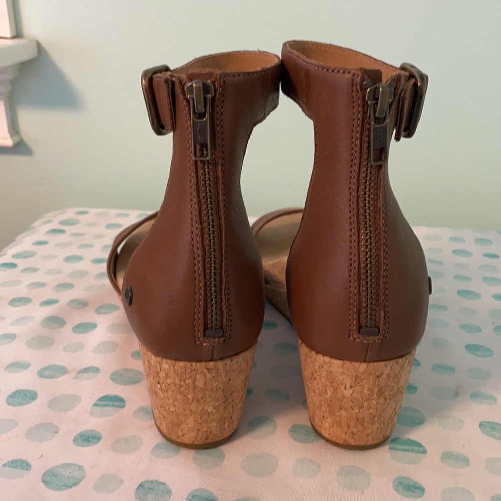 SOLD Ugg leather wedge sandals size 9 - Picture 4 of 9